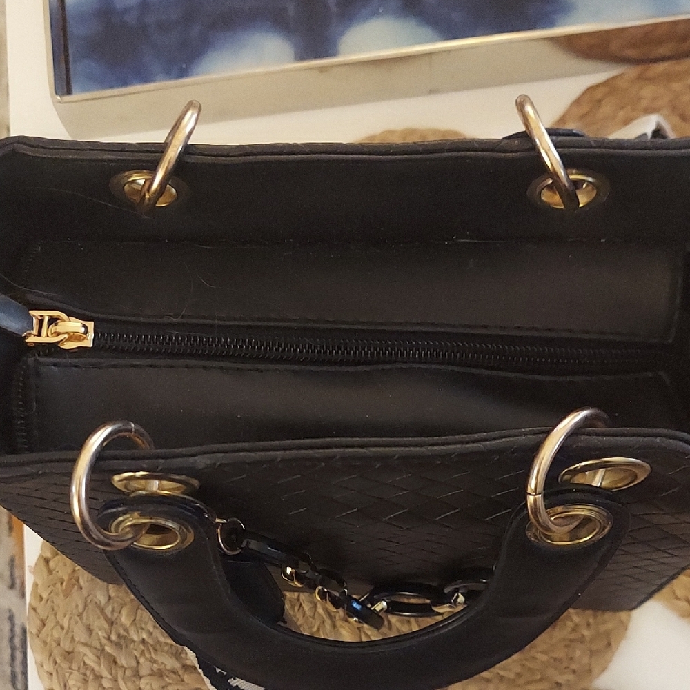 DIOR Authentic GWP Bagcharm With Elegant Black Quilted Handbag - Picture 4 of 5